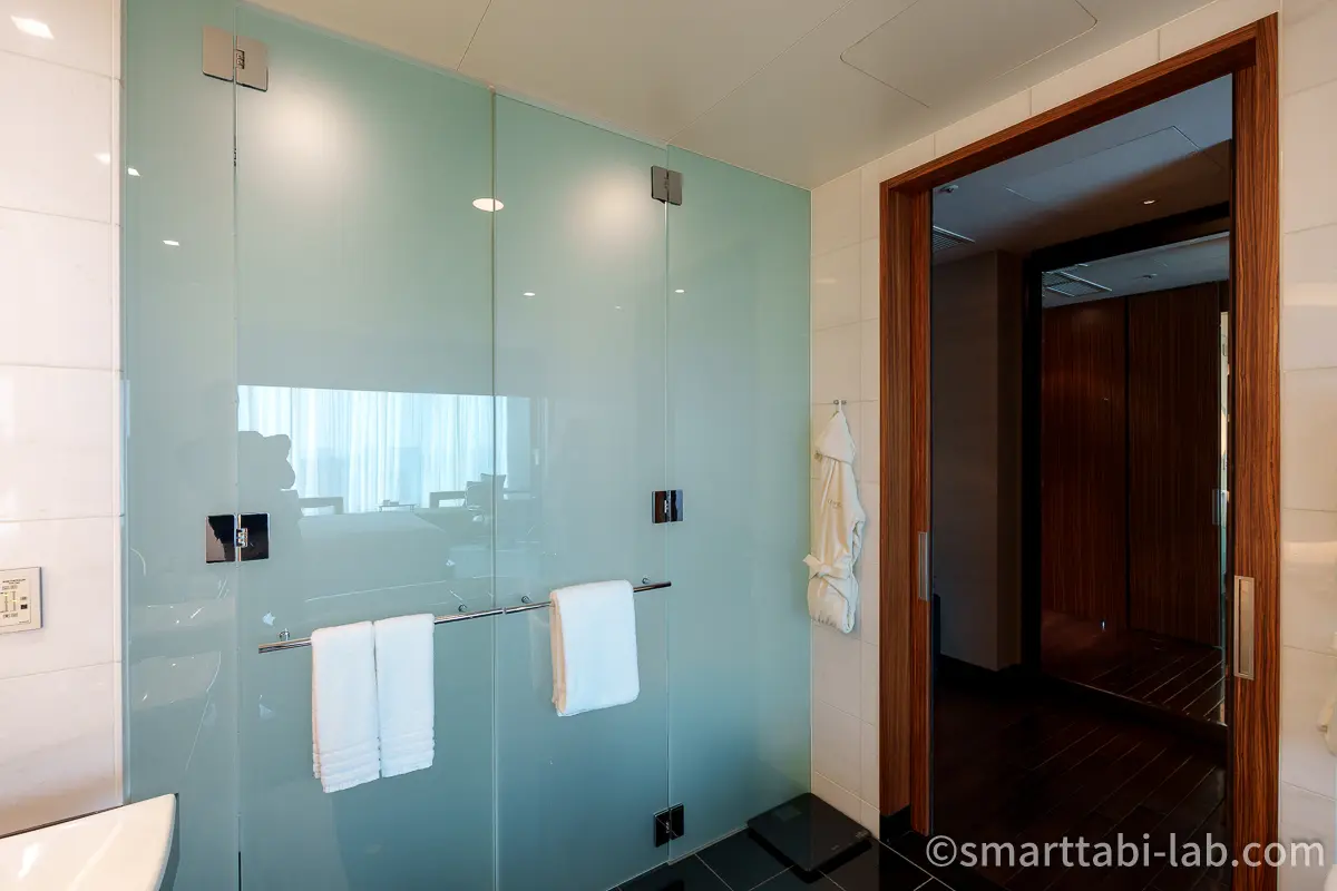 コンラッド東京のトイレとシャワーブース