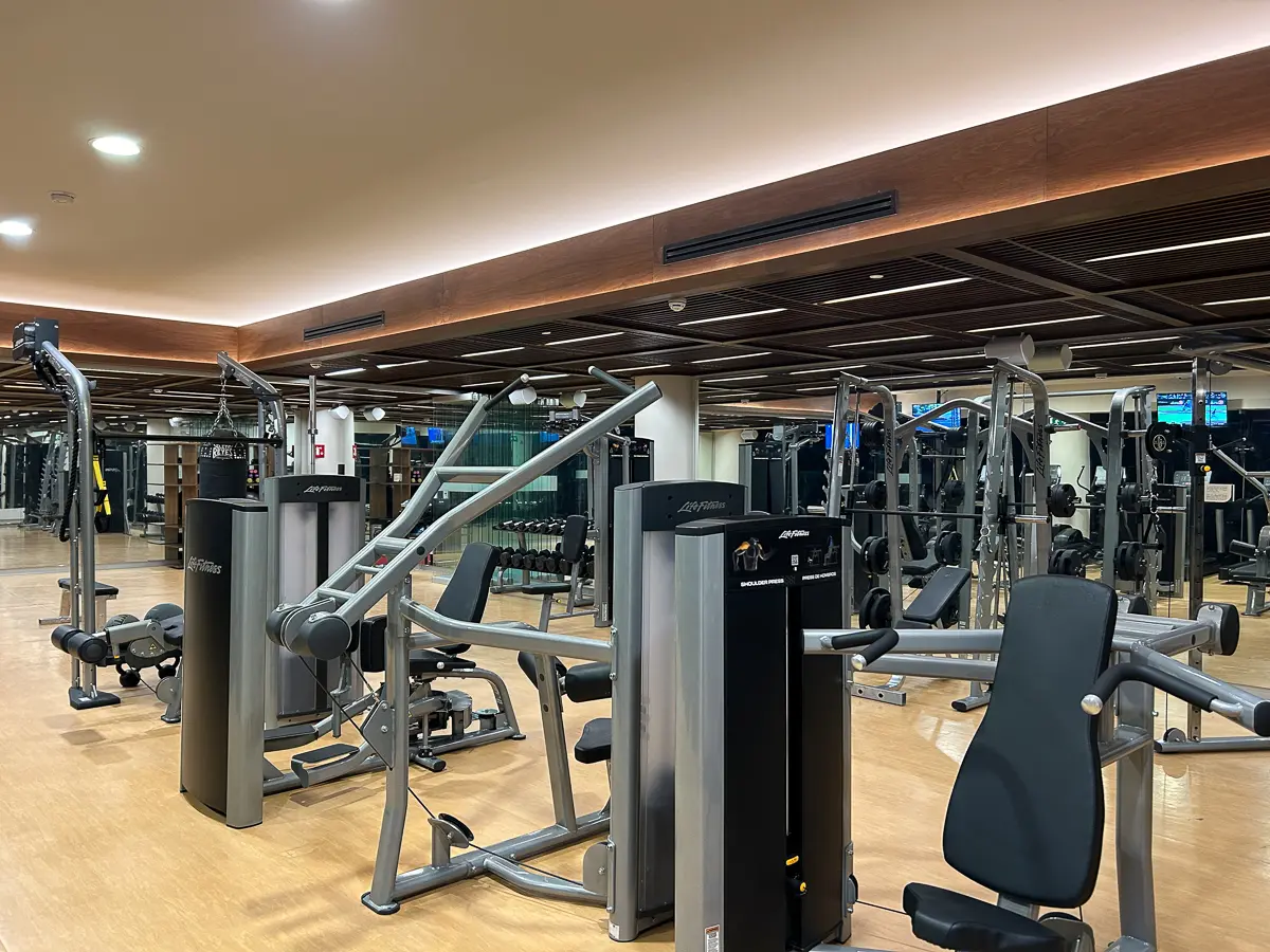 フィットネスセンターのマシン