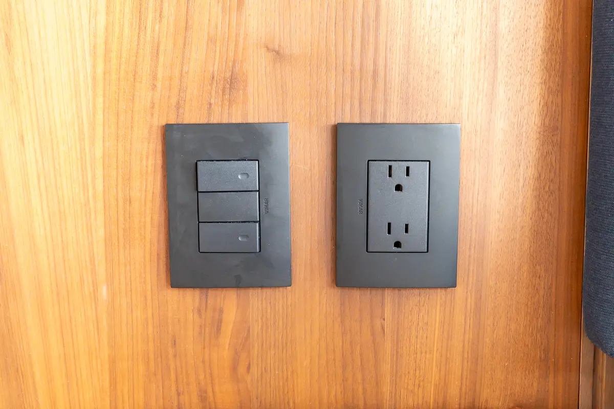 コンセントと照明スイッチ