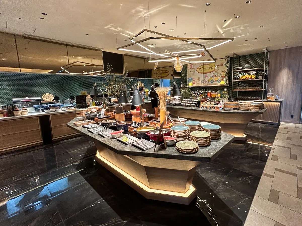 朝食会場のビュッフェカウンター