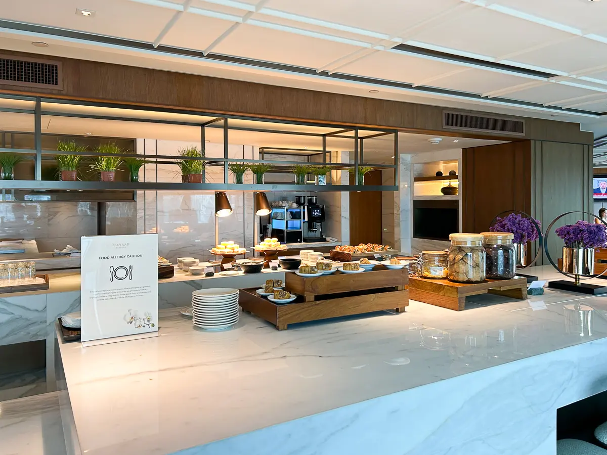 アフタヌーンティーのビュッフェカウンター