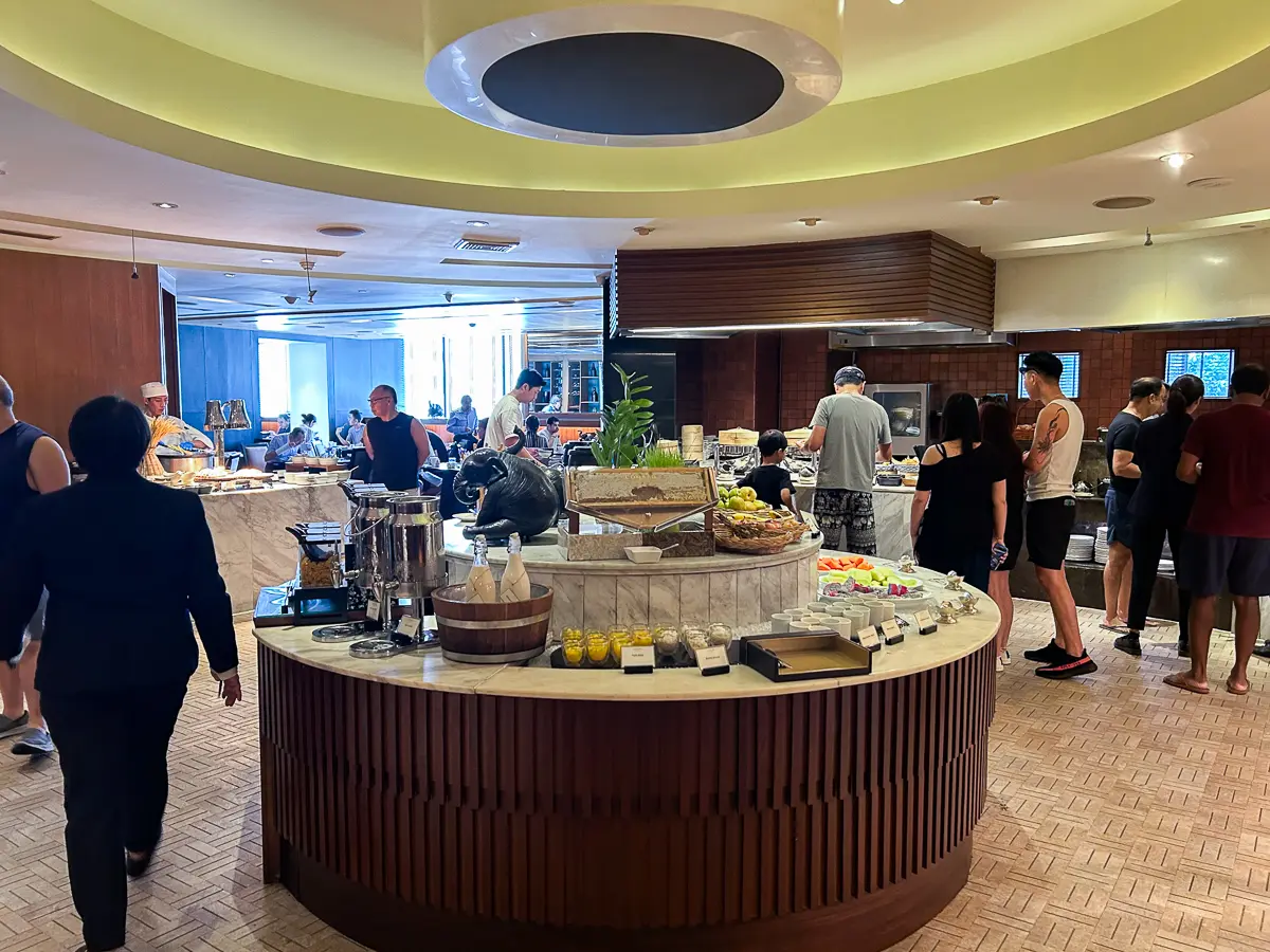 朝食ビュッフェのカウンター