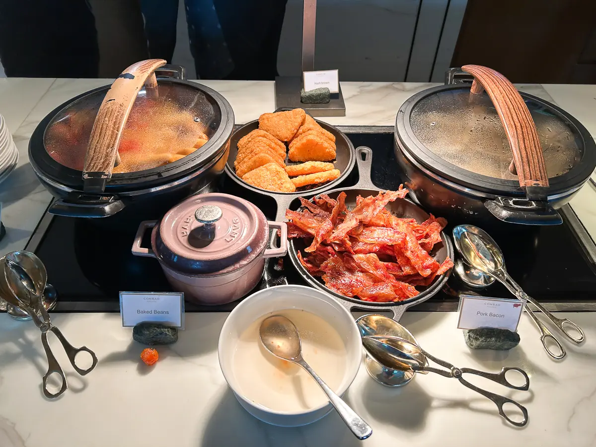 朝食ビュッフェのホットミール