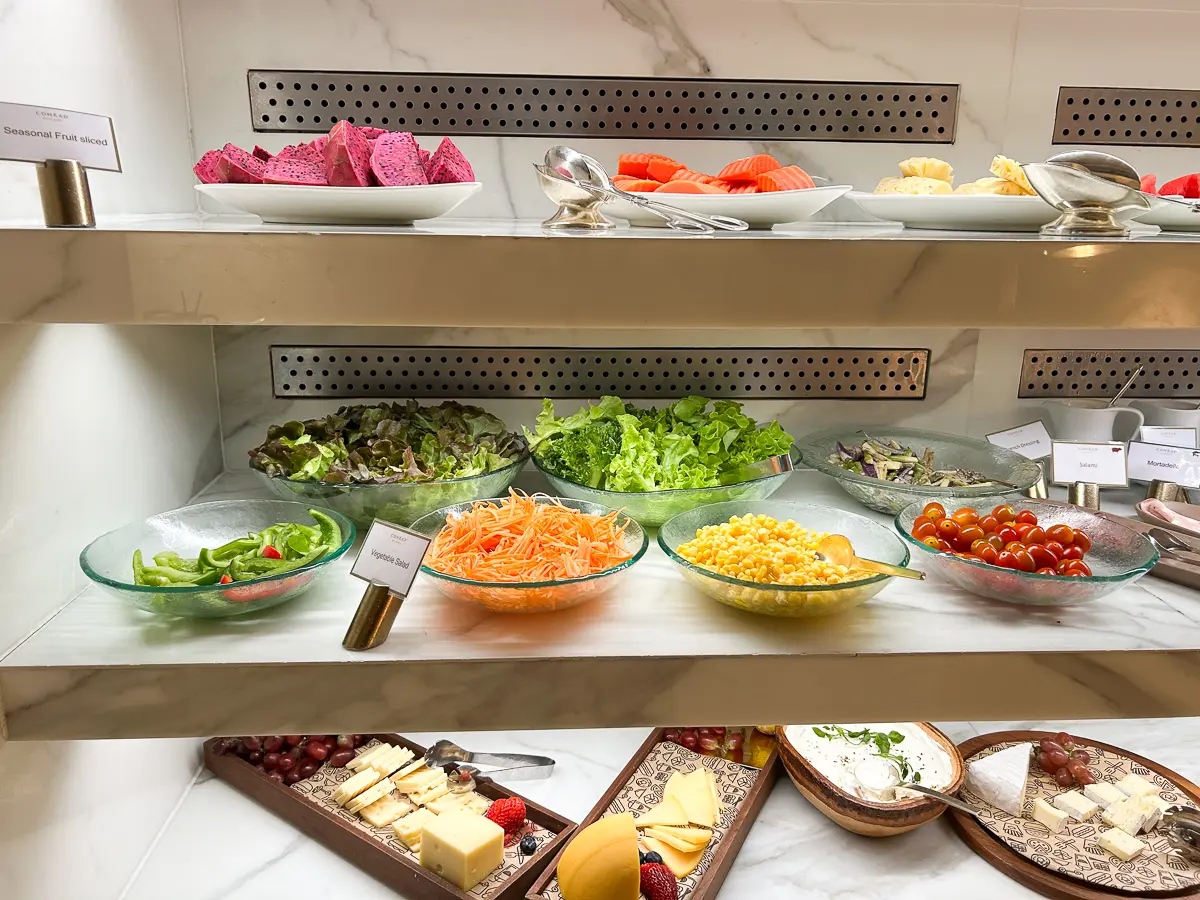 朝食ビュッフェのサラダ