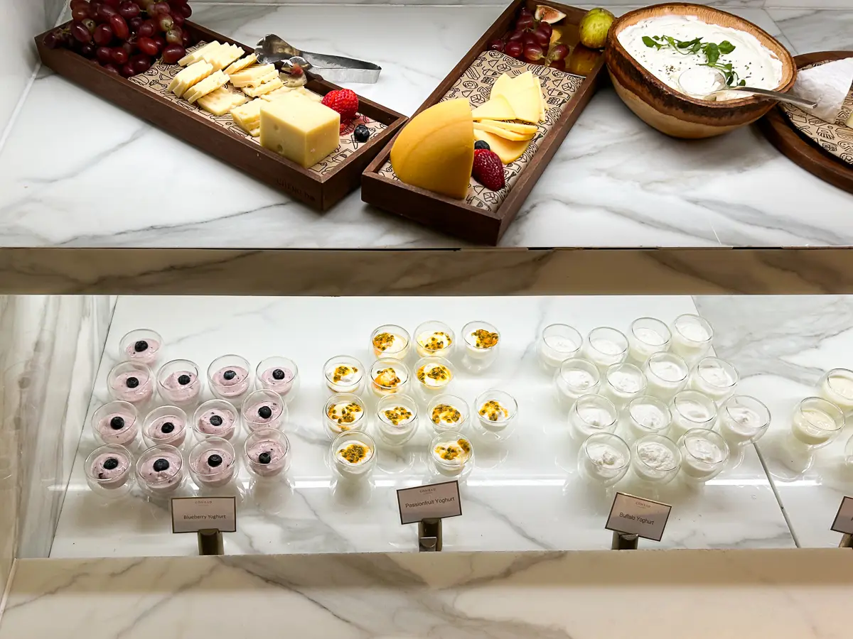 朝食ビュッフェのチーズとヨーグルト