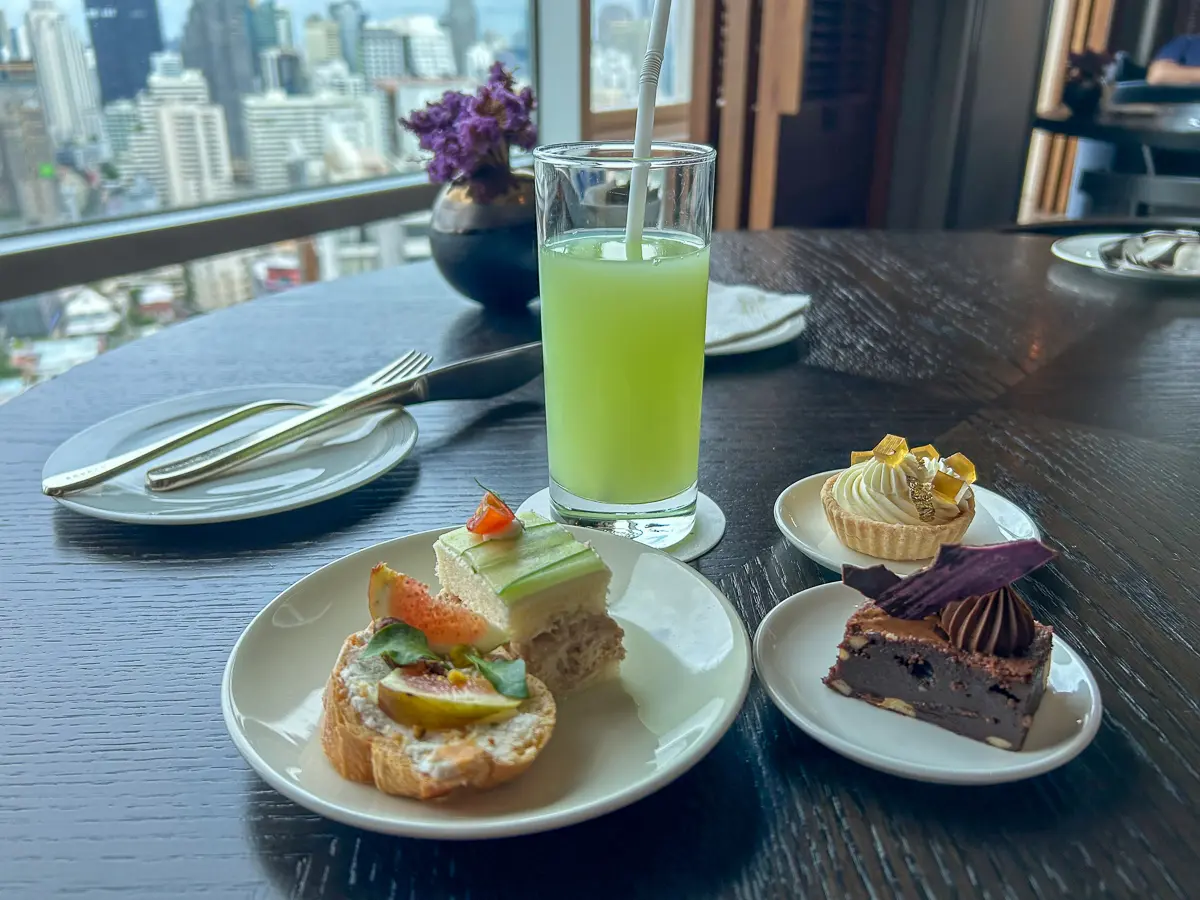 アフタヌーンティーのスイーツと軽食