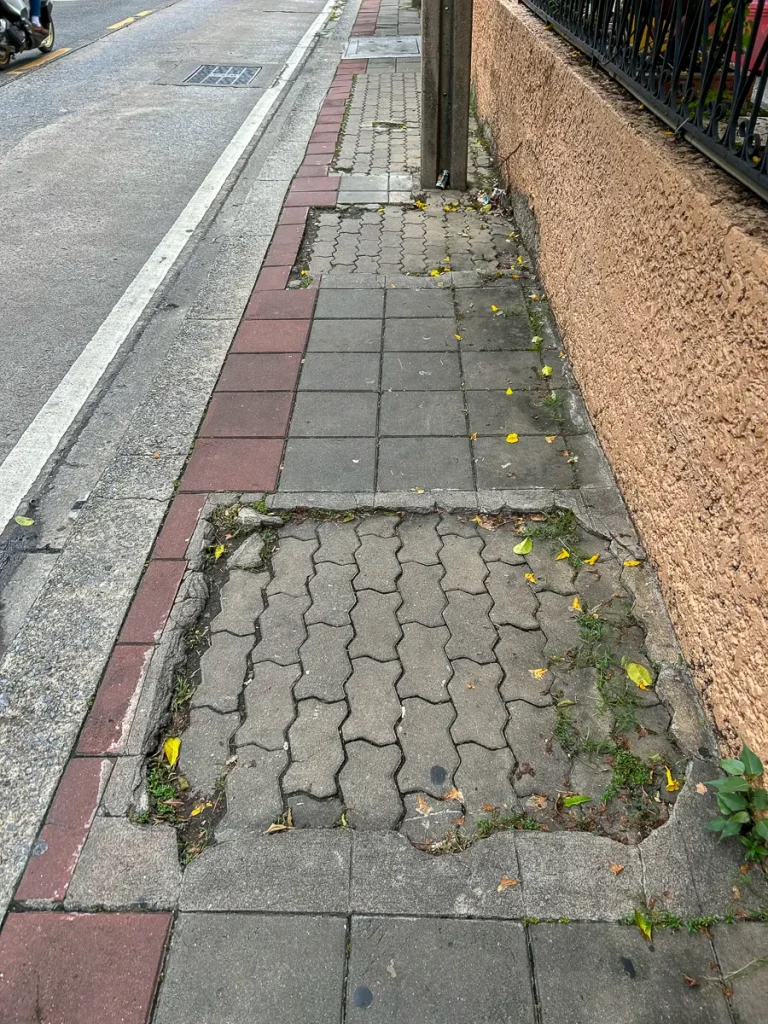 デコボコした歩道