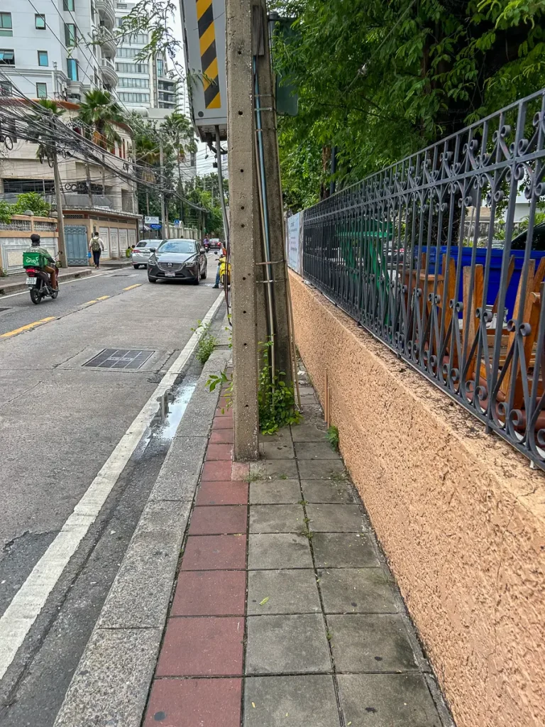 デコボコした歩道