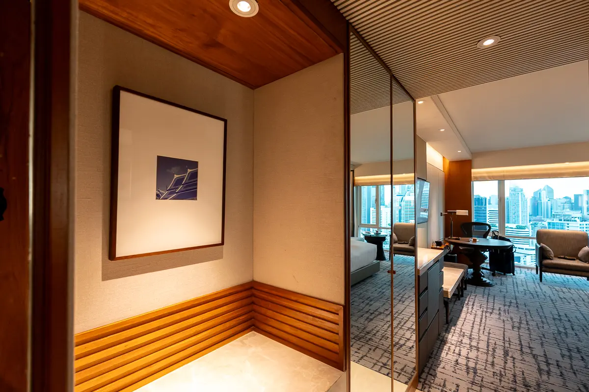 スーツケース用の収納スペース