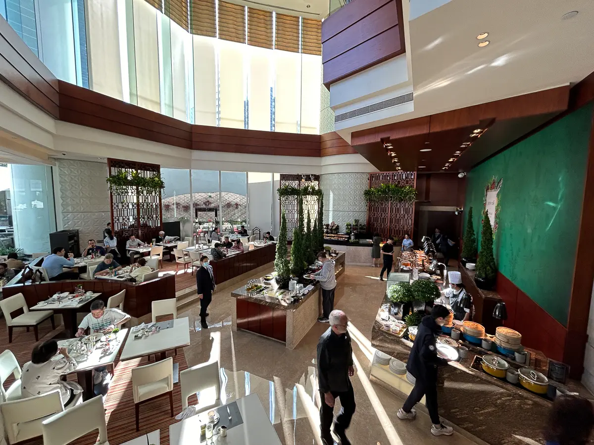 朝食ビュッフェ会場全体