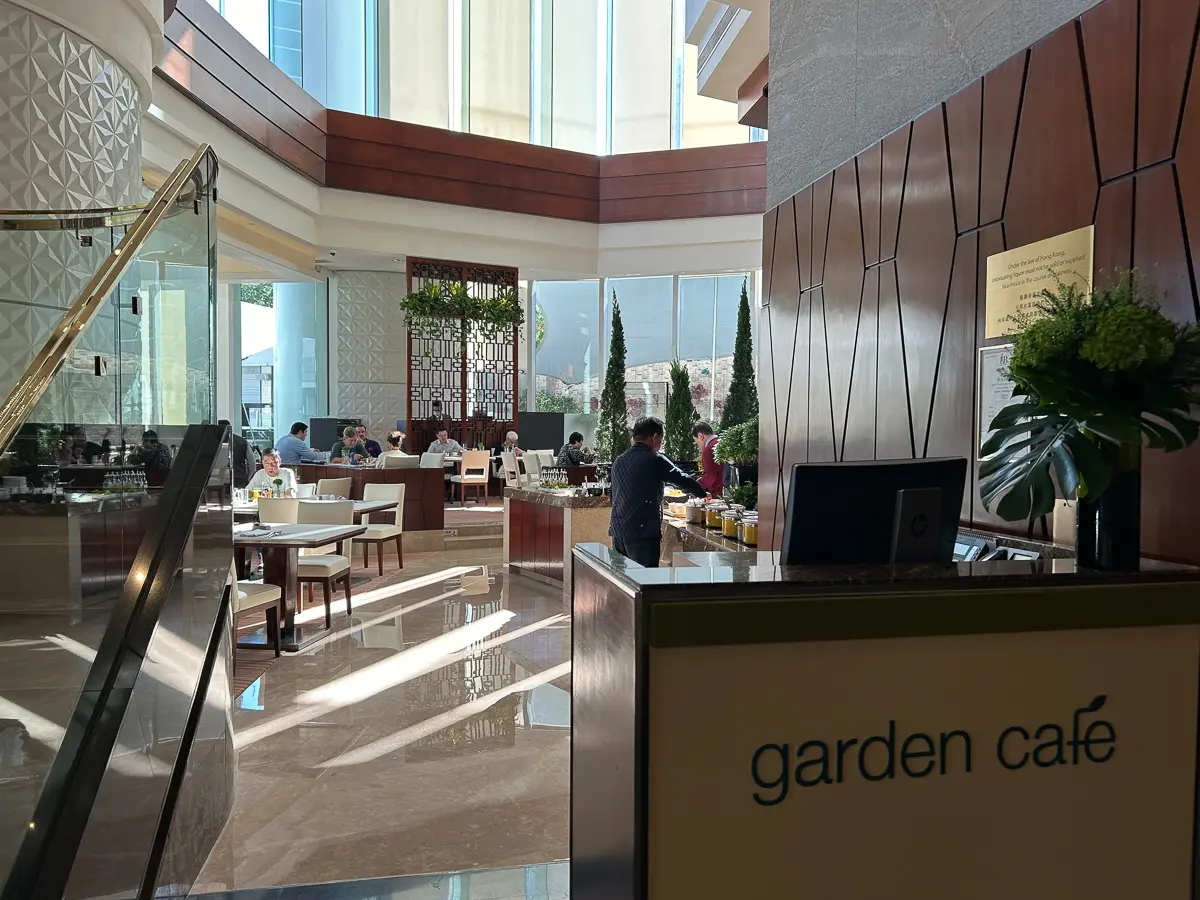 朝食ビュッフェ会場の受付