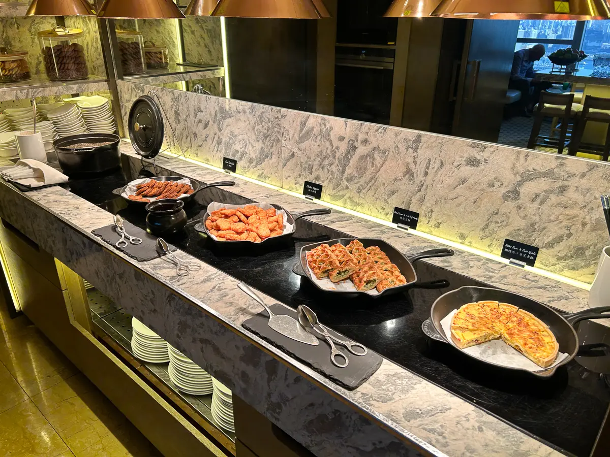 エグゼクティブラウンジのイブニングカクテルのビュッフェ