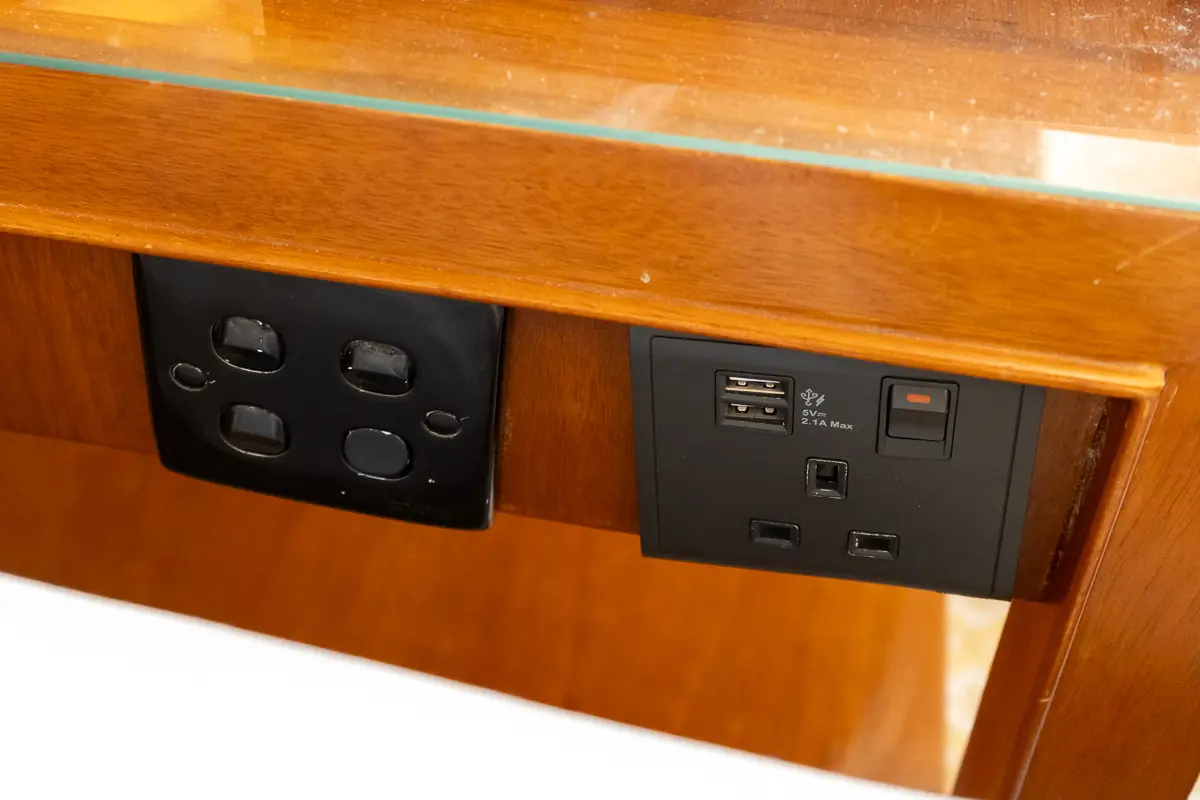 ベッド脇にある電源