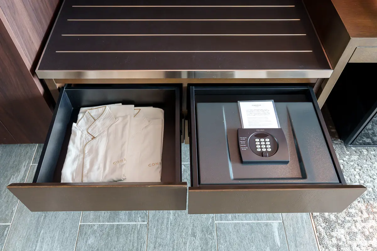 セーフティーボックスとパジャマ