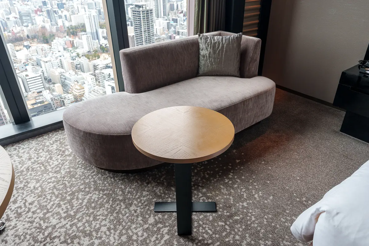 ソファーとテーブル