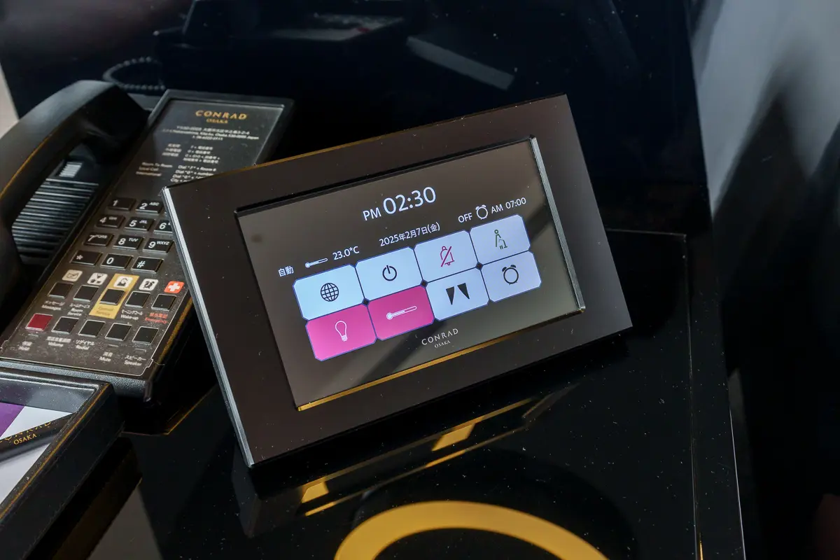 タッチパネル式の電源と照明のスイッチ