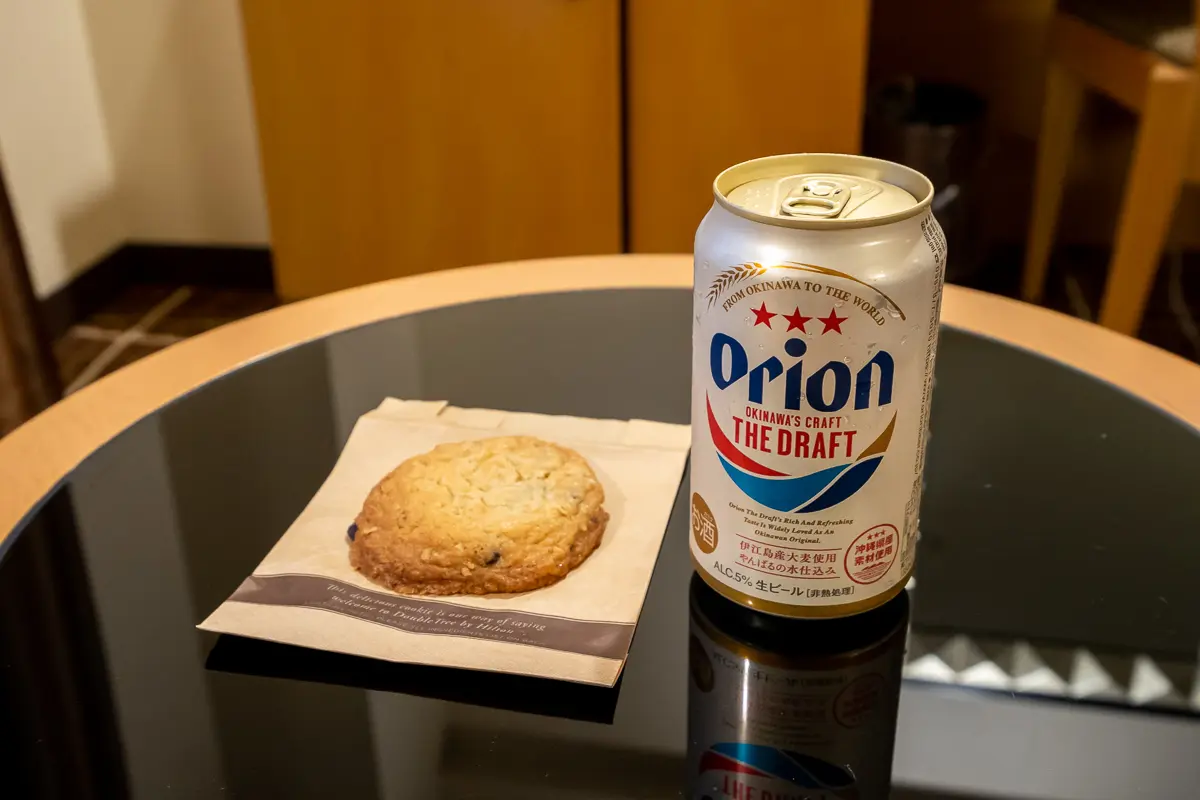 ウェルカムギフトのチョコチップクッキーとドリンク