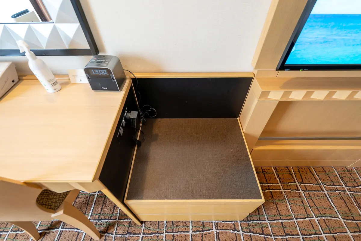 デスク横の荷物置き