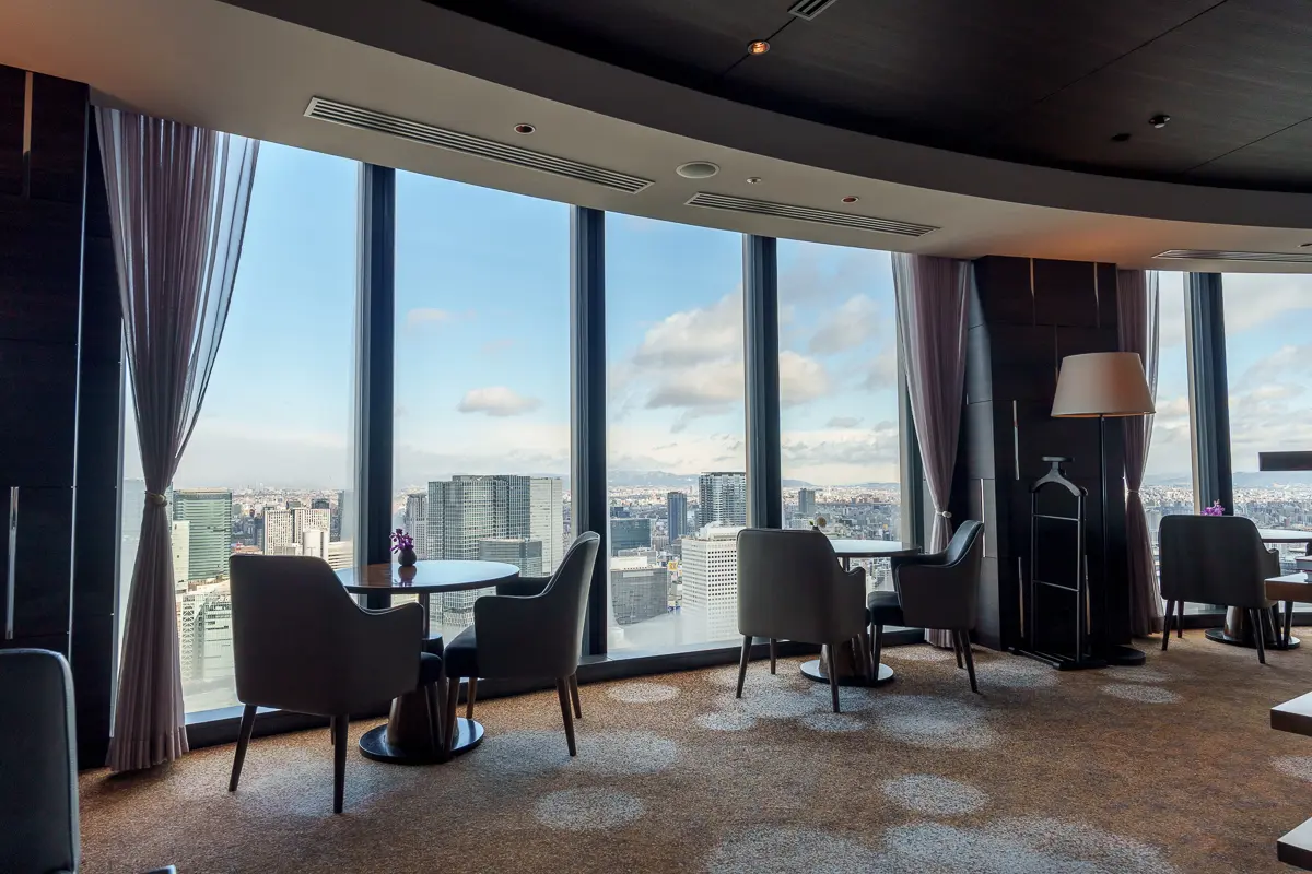 窓側のテーブル席