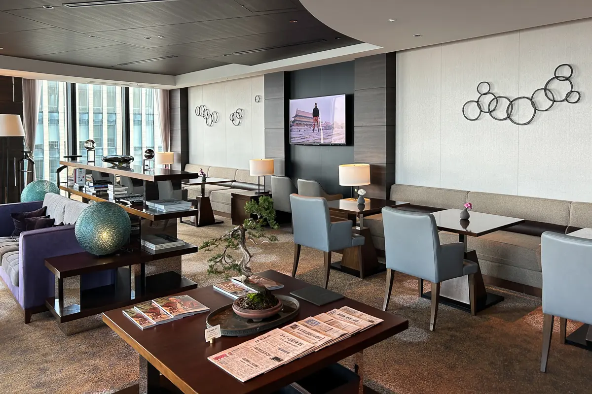 ラウンジ内側のテーブル席