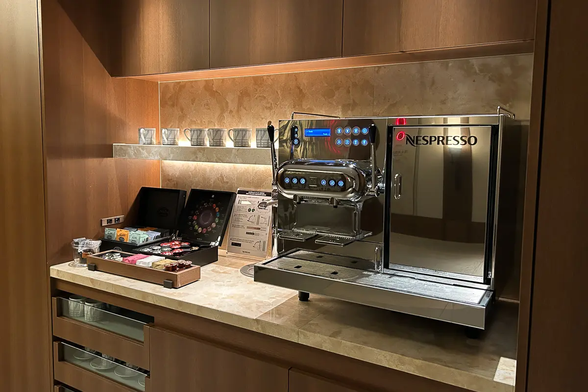 ライブラリーで提供されるコーヒーやお茶のコーナー