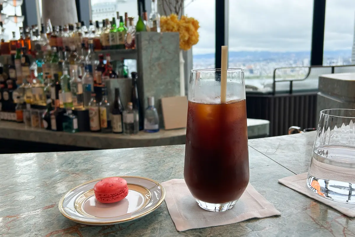 ピーコック・アレーのコーヒーとサービスのマカロン